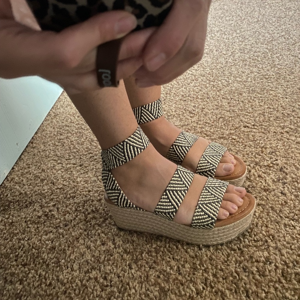 Platform sandals size 7.5 brand is REPORT. In great condition.